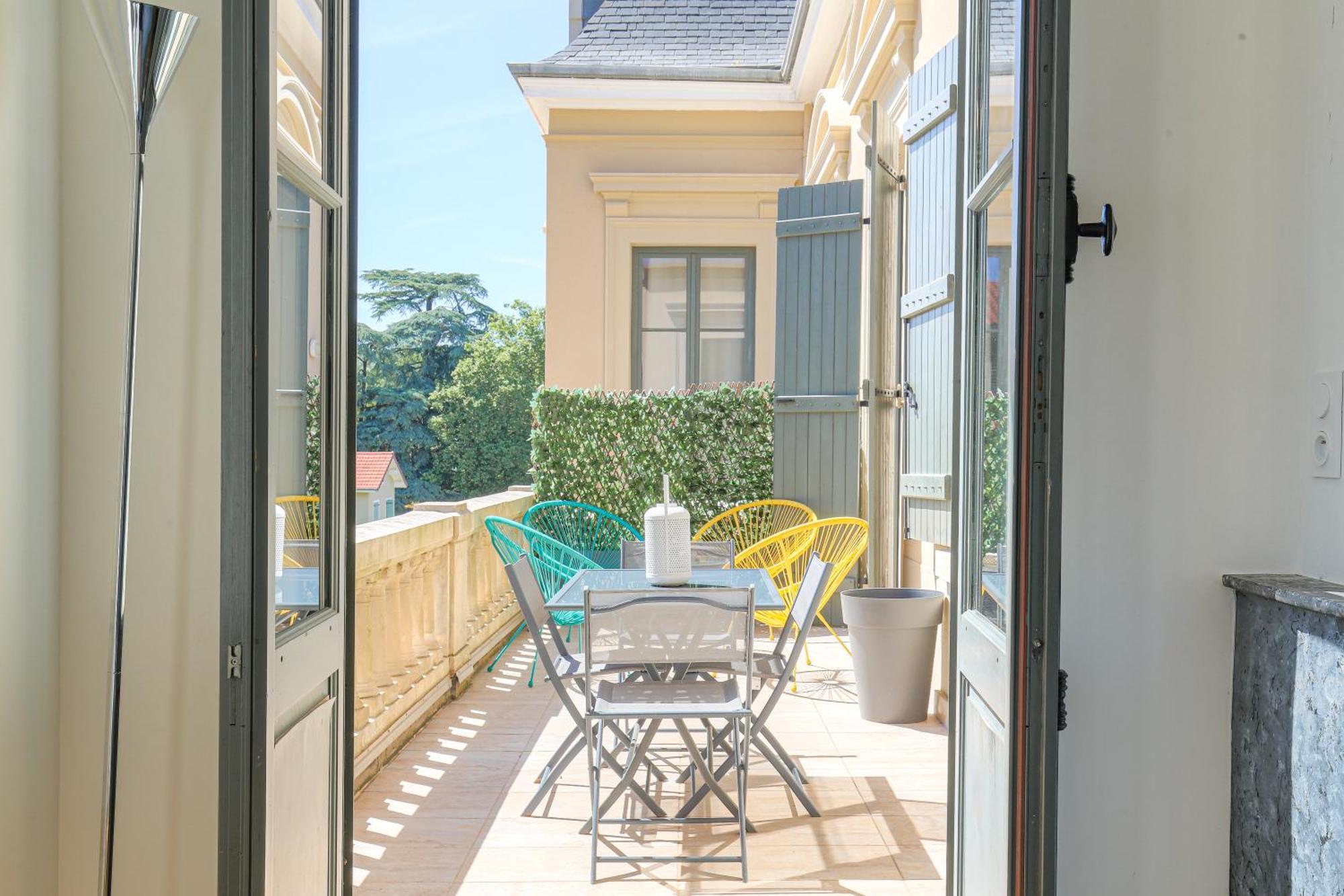 Chateau Ecully - Appartement 2 Chambres - Terrasse & Parking ภายนอก รูปภาพ