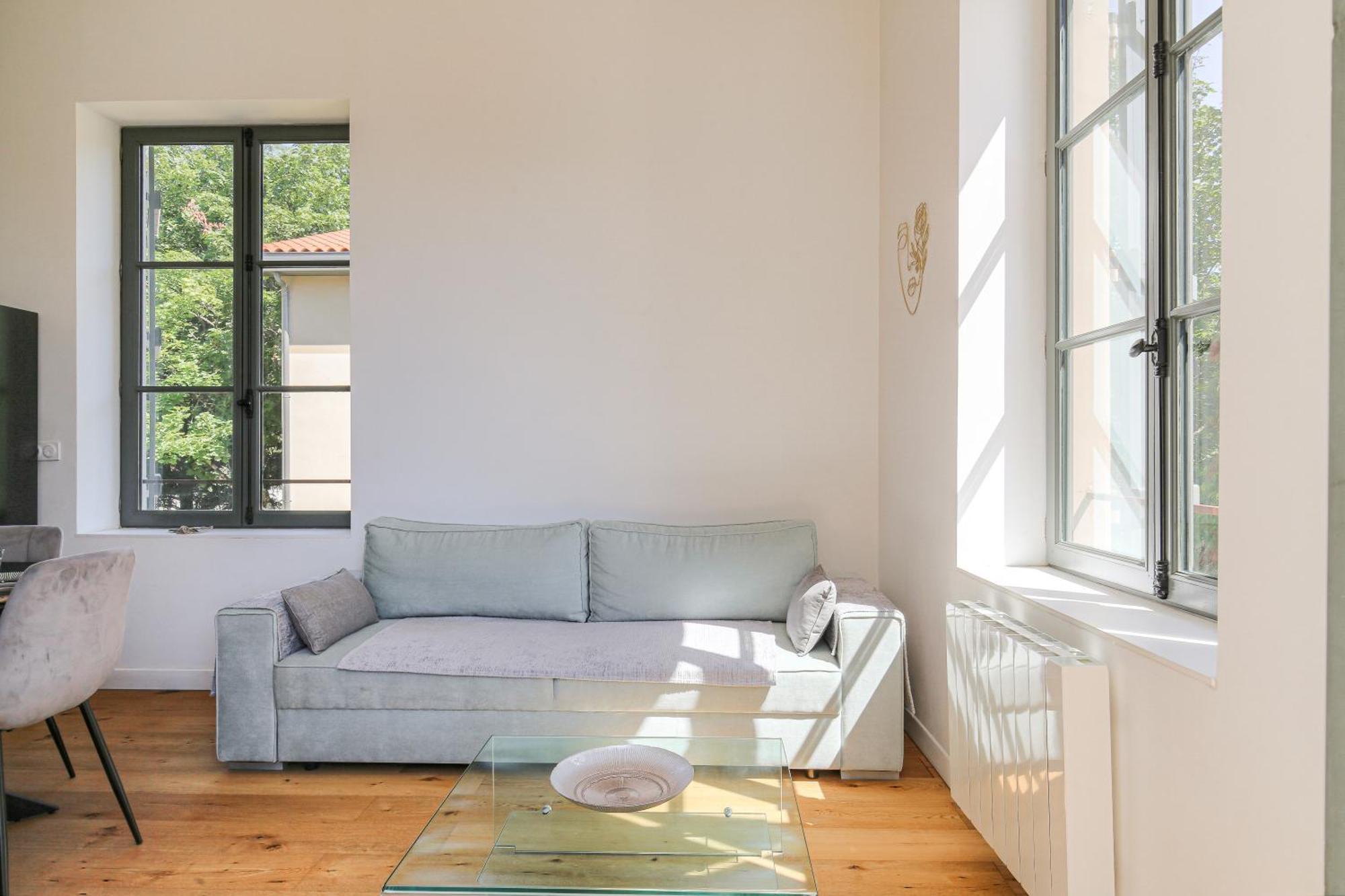 Chateau Ecully - Appartement 2 Chambres - Terrasse & Parking ภายนอก รูปภาพ