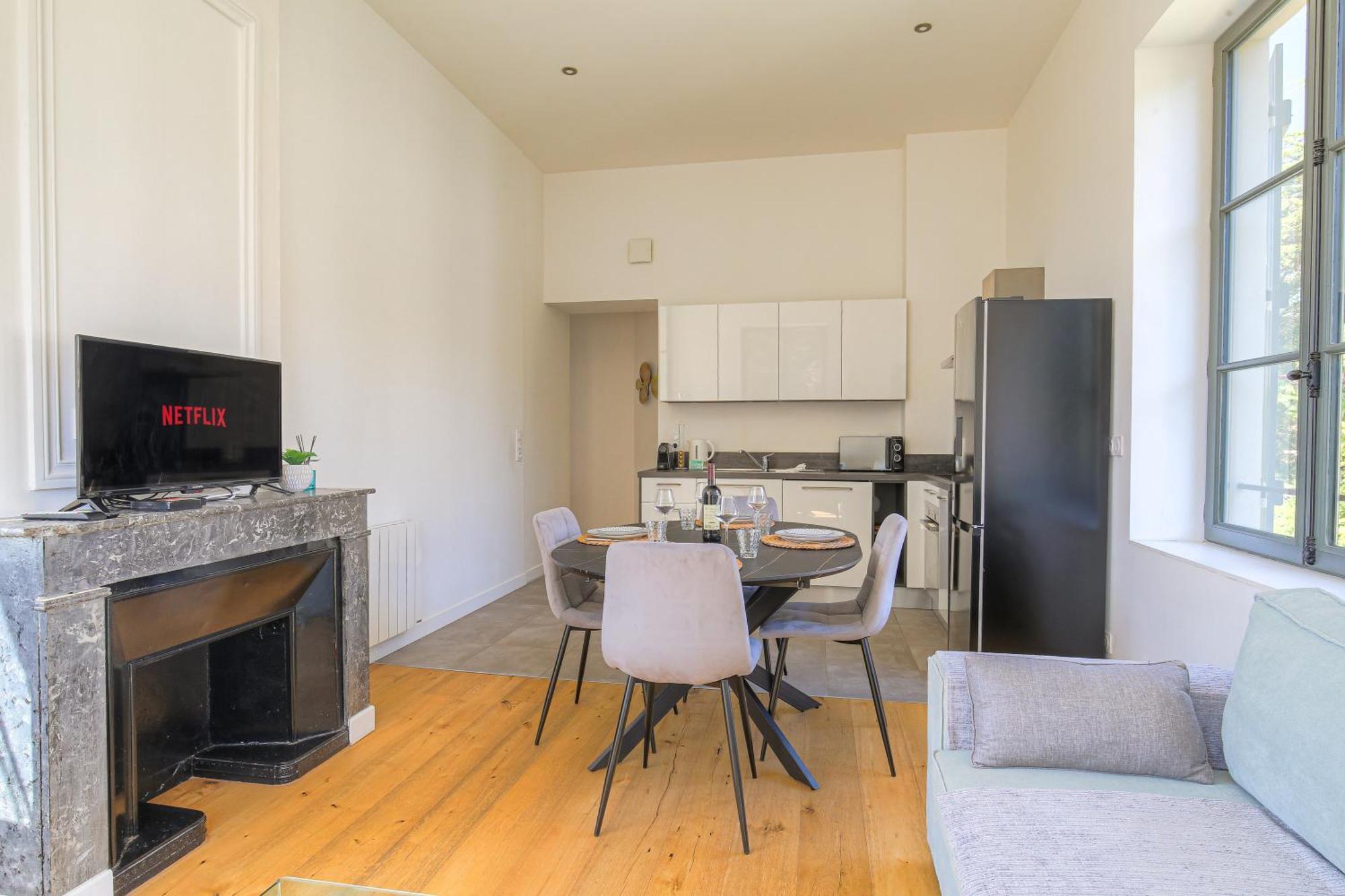 Chateau Ecully - Appartement 2 Chambres - Terrasse & Parking ภายนอก รูปภาพ