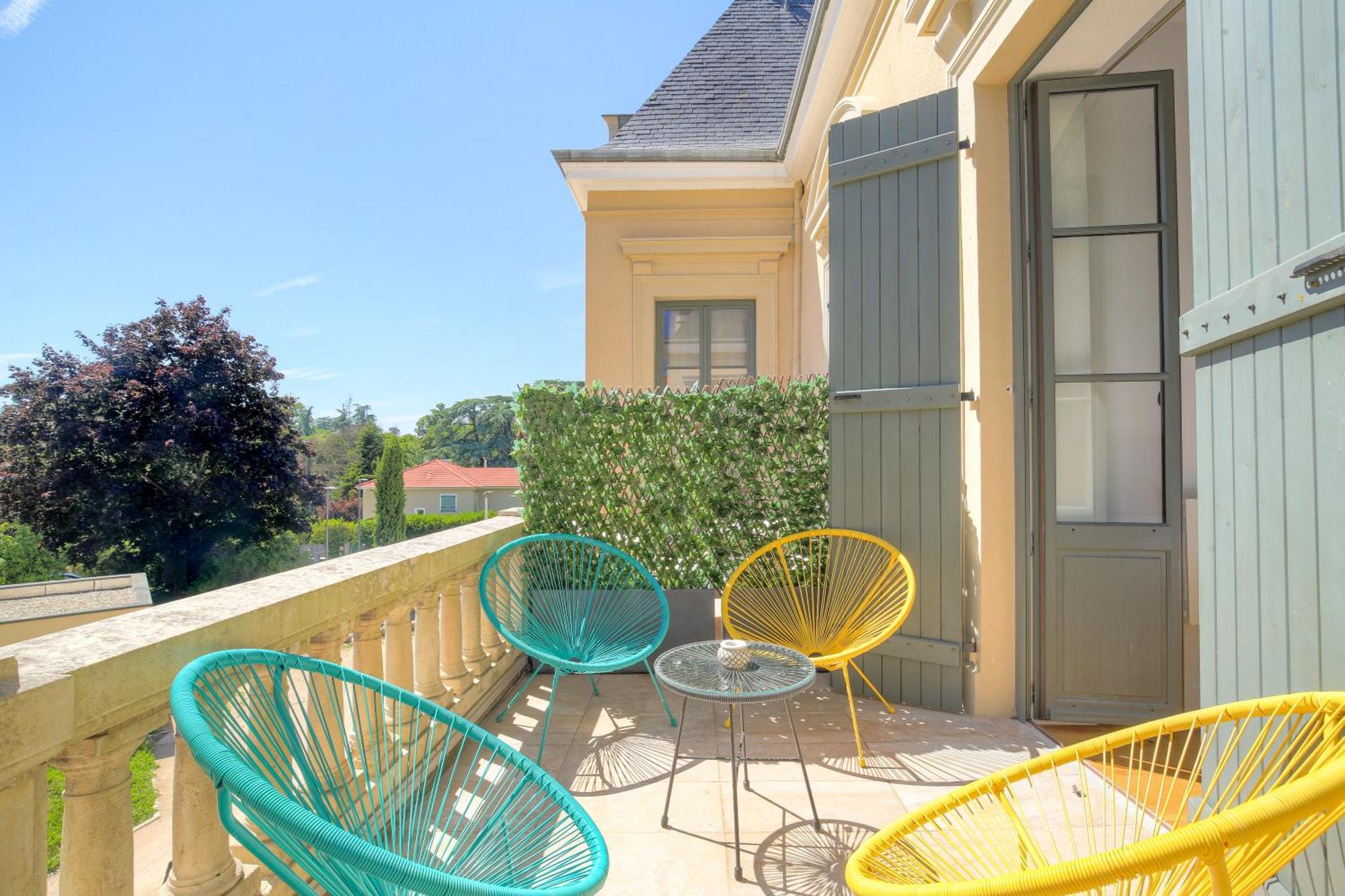 Chateau Ecully - Appartement 2 Chambres - Terrasse & Parking ภายนอก รูปภาพ