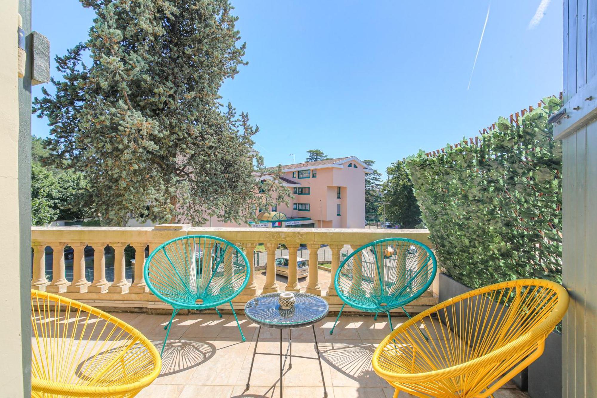 Chateau Ecully - Appartement 2 Chambres - Terrasse & Parking ภายนอก รูปภาพ