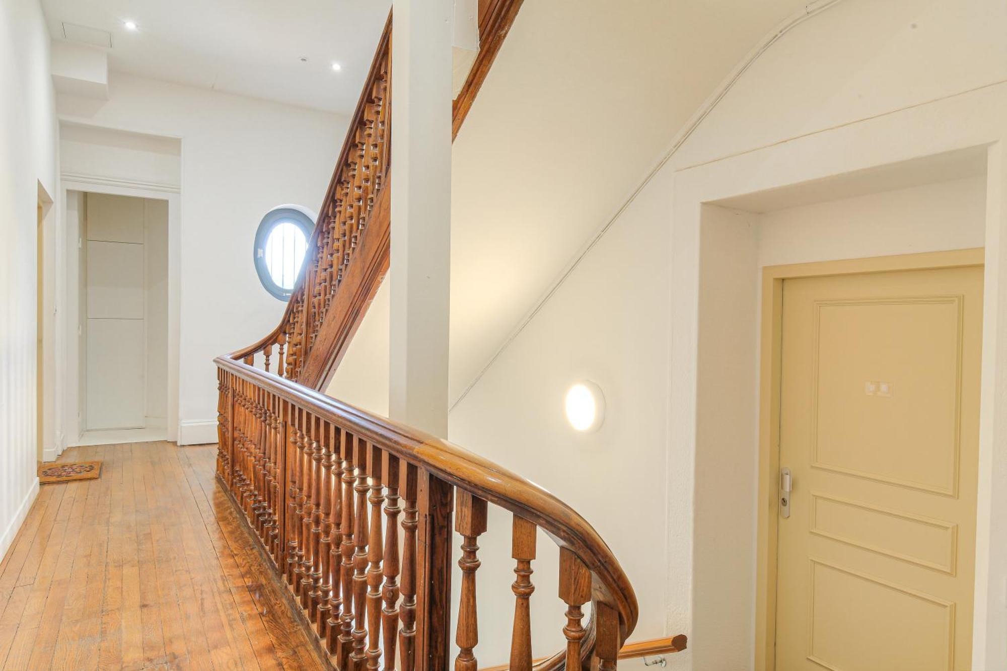 Chateau Ecully - Appartement 2 Chambres - Terrasse & Parking ภายนอก รูปภาพ
