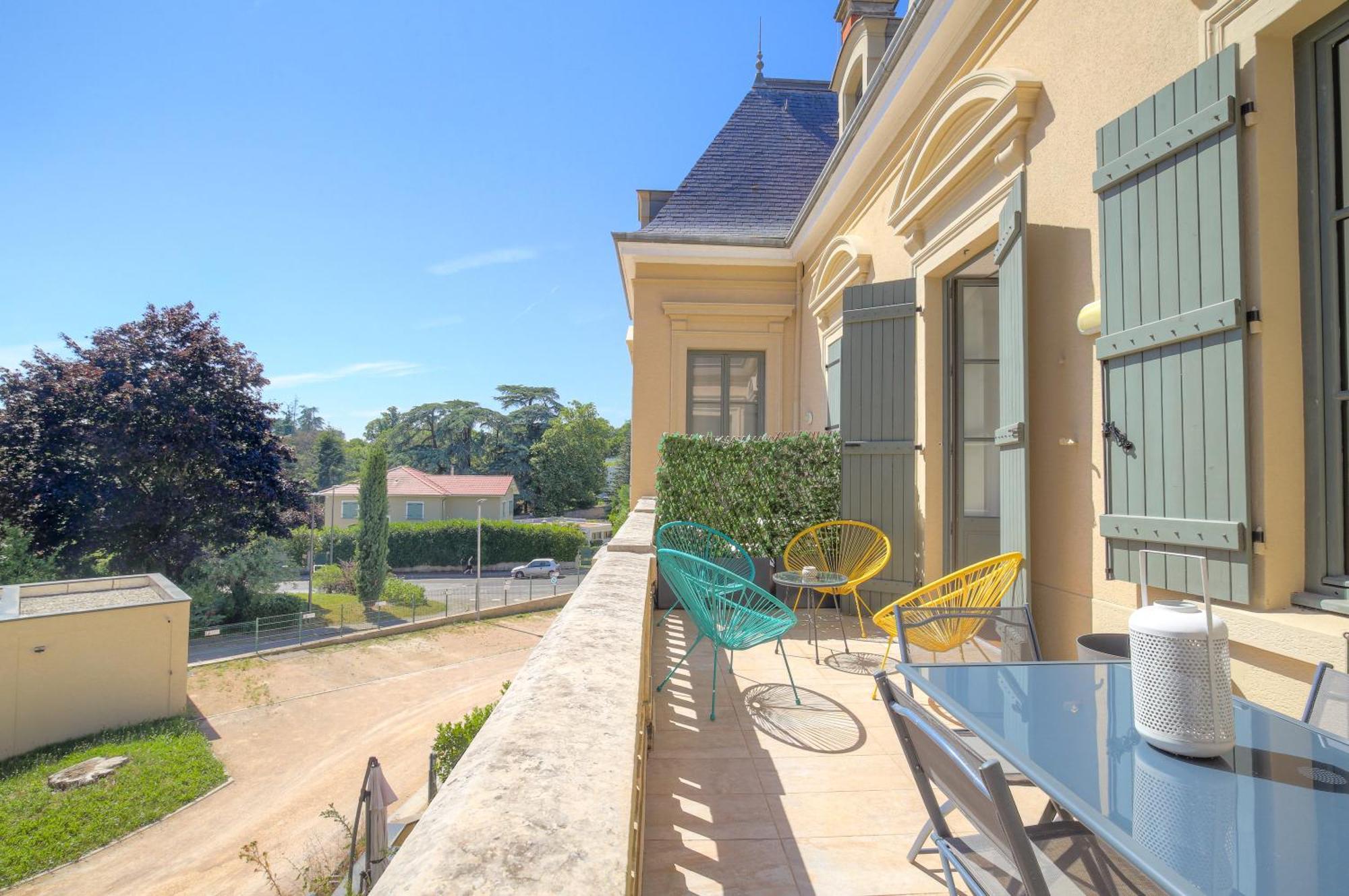 Chateau Ecully - Appartement 2 Chambres - Terrasse & Parking ภายนอก รูปภาพ
