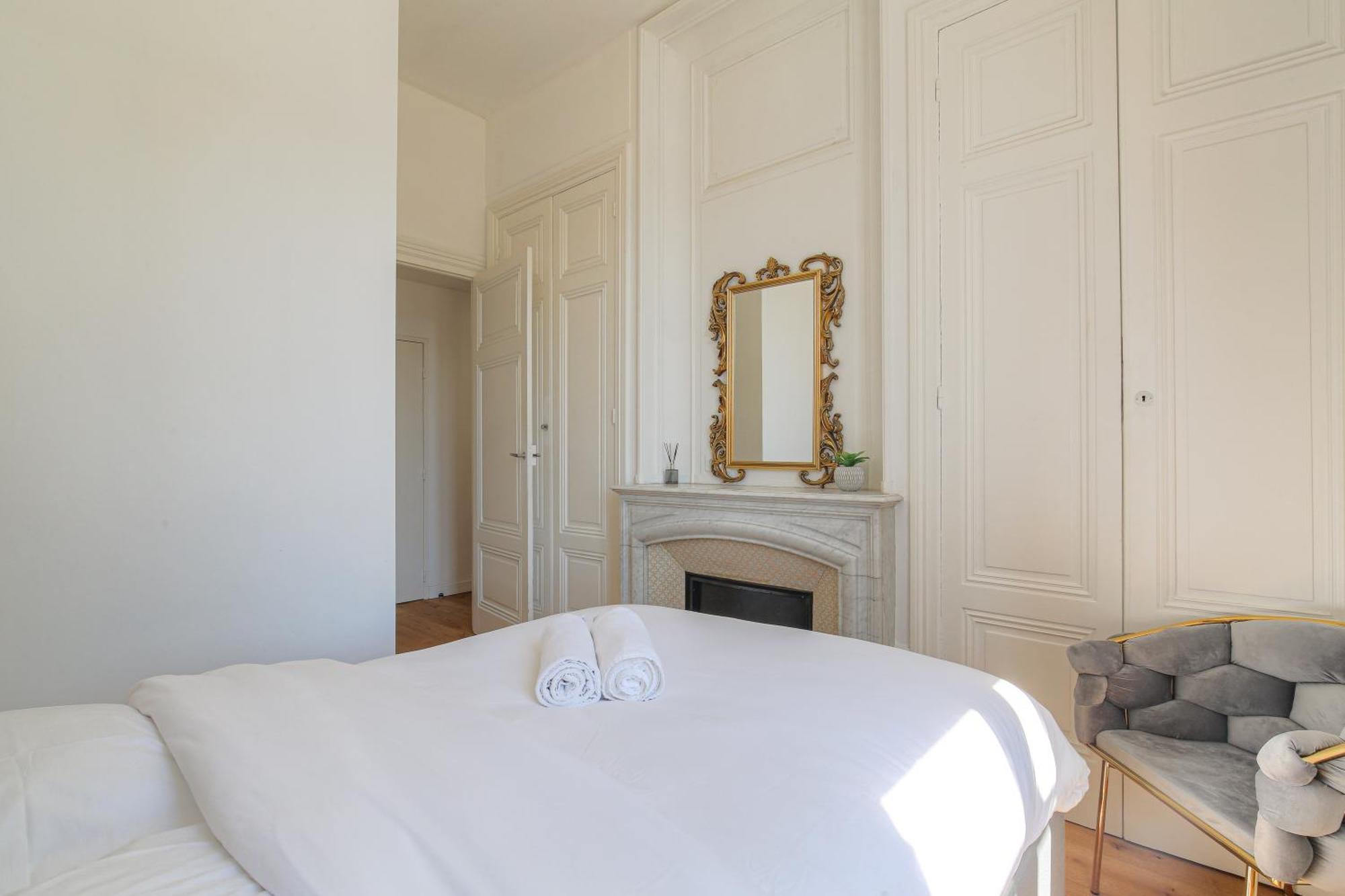 Chateau Ecully - Appartement 2 Chambres - Terrasse & Parking ภายนอก รูปภาพ