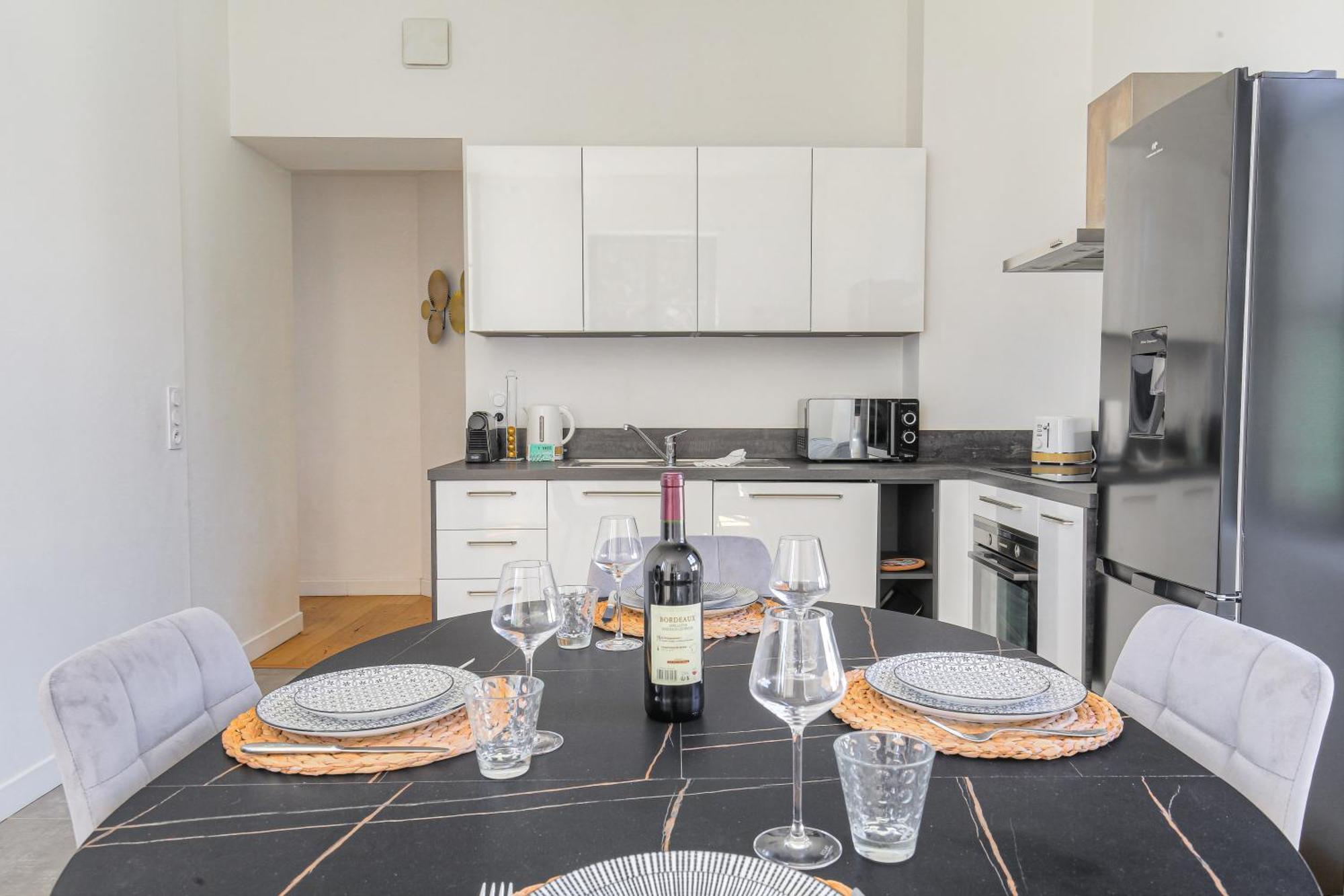 Chateau Ecully - Appartement 2 Chambres - Terrasse & Parking ภายนอก รูปภาพ