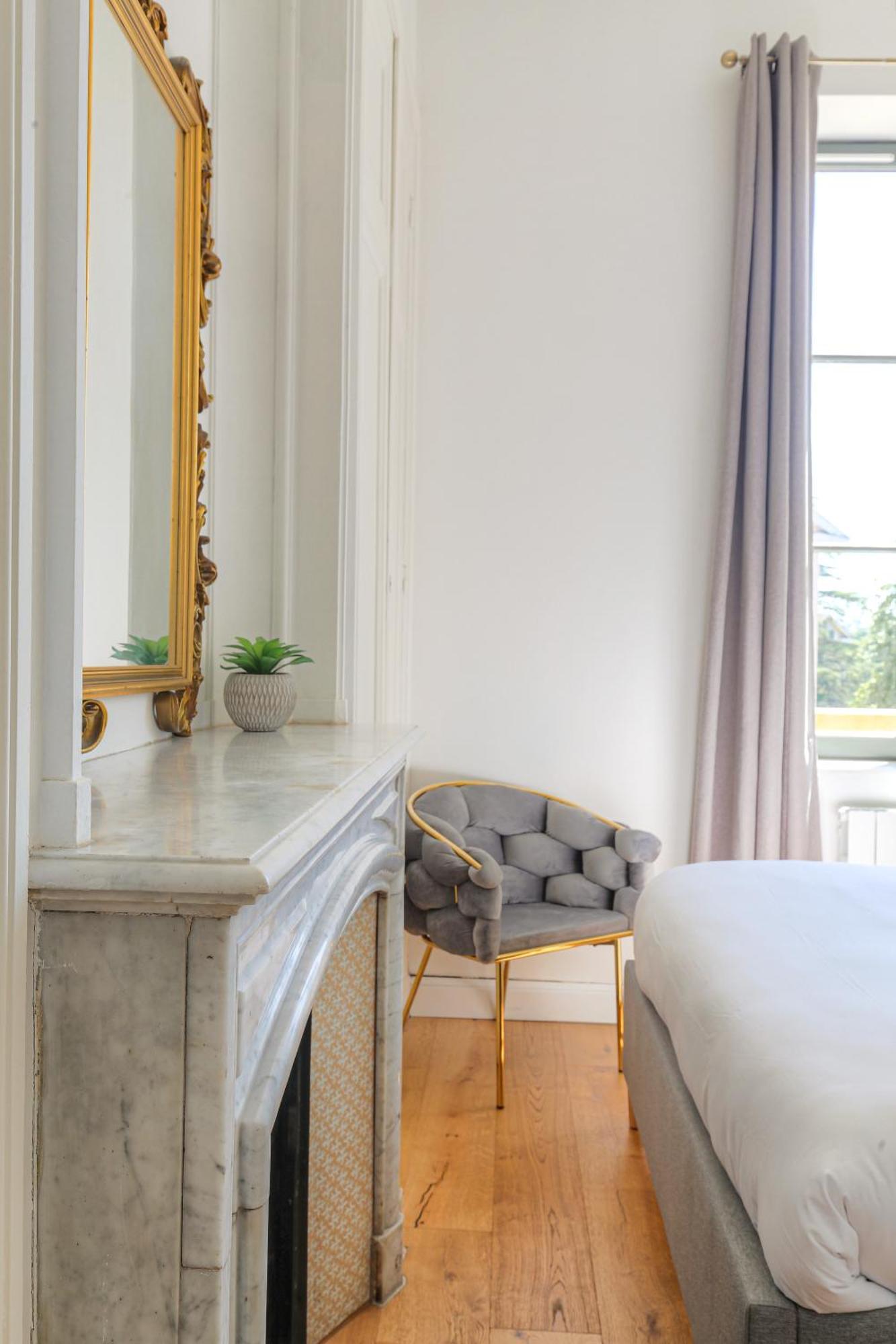 Chateau Ecully - Appartement 2 Chambres - Terrasse & Parking ภายนอก รูปภาพ