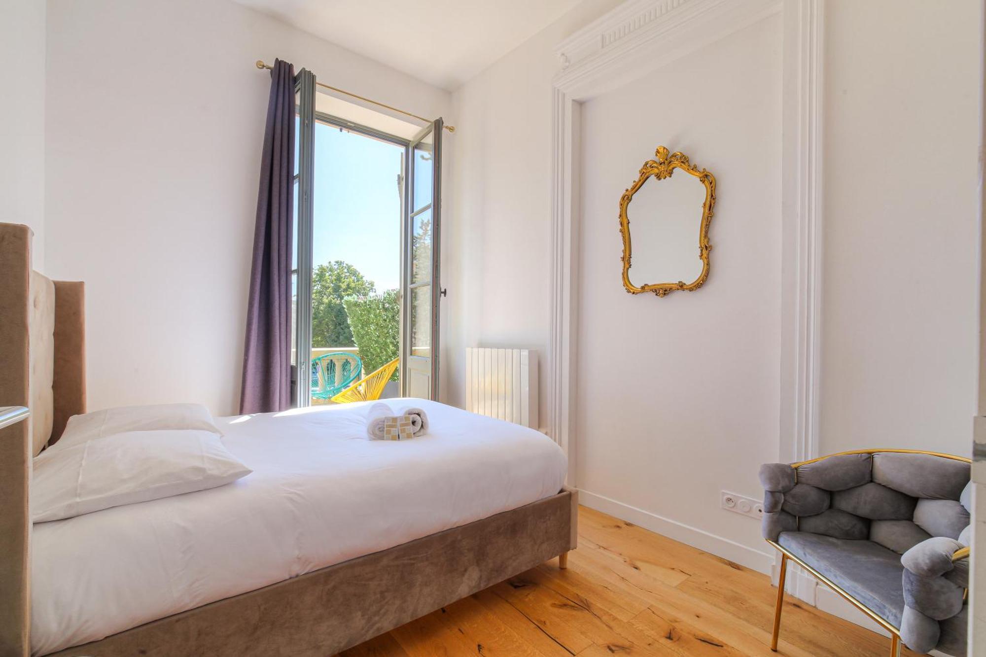 Chateau Ecully - Appartement 2 Chambres - Terrasse & Parking ภายนอก รูปภาพ