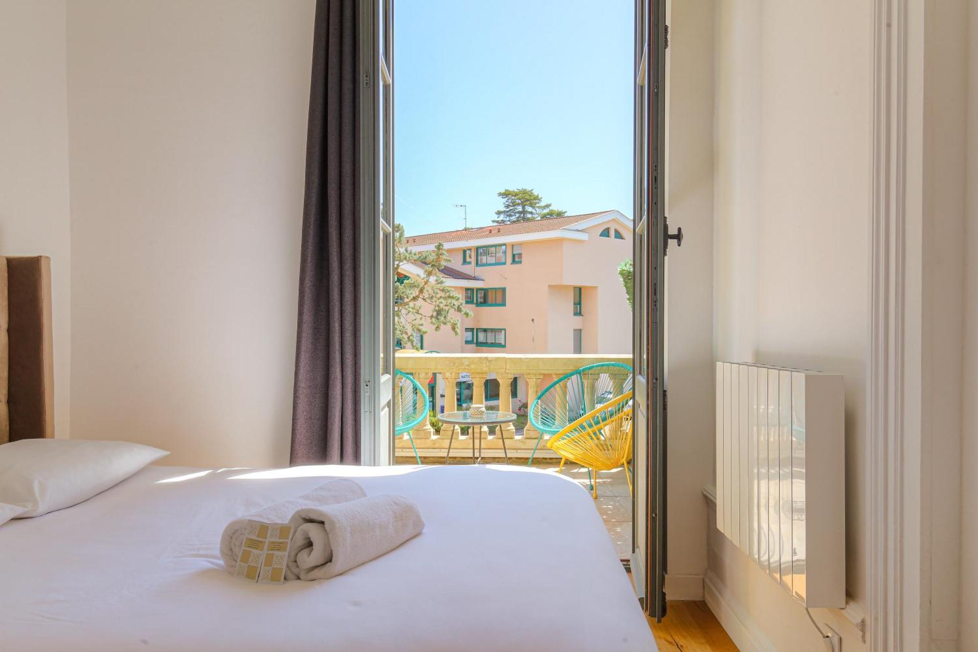 Chateau Ecully - Appartement 2 Chambres - Terrasse & Parking ภายนอก รูปภาพ
