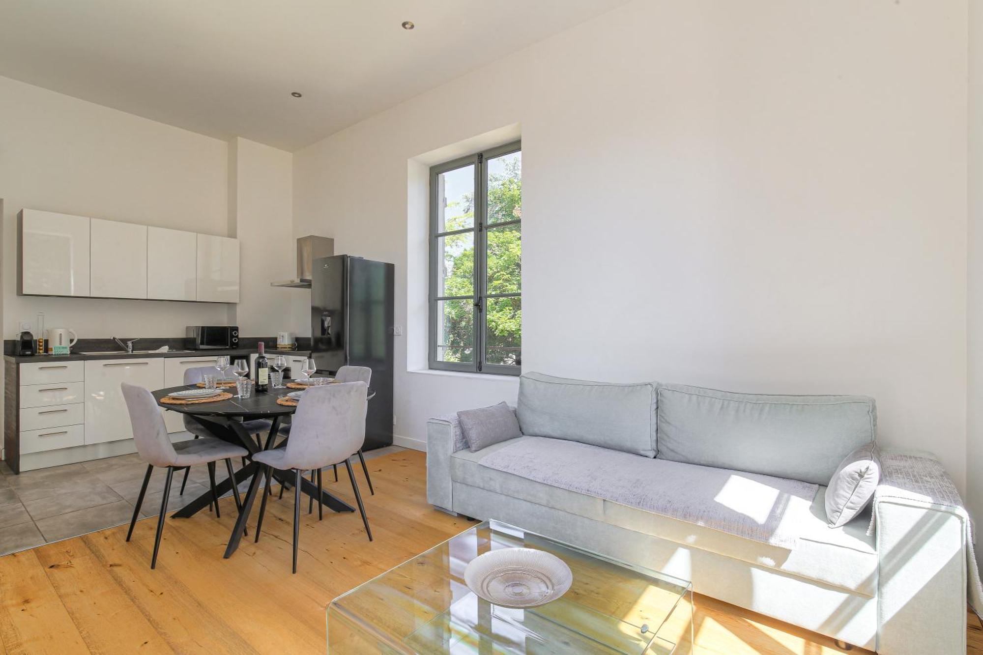 Chateau Ecully - Appartement 2 Chambres - Terrasse & Parking ภายนอก รูปภาพ