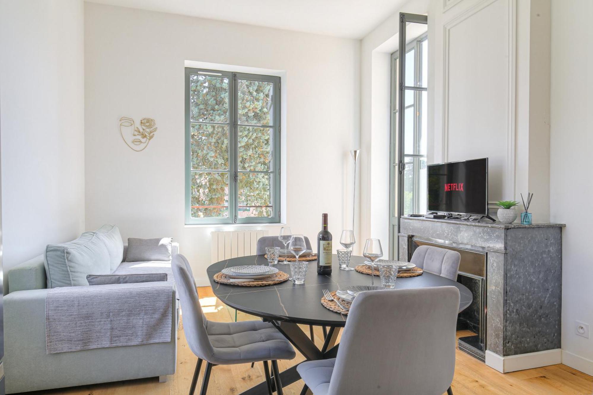 Chateau Ecully - Appartement 2 Chambres - Terrasse & Parking ภายนอก รูปภาพ