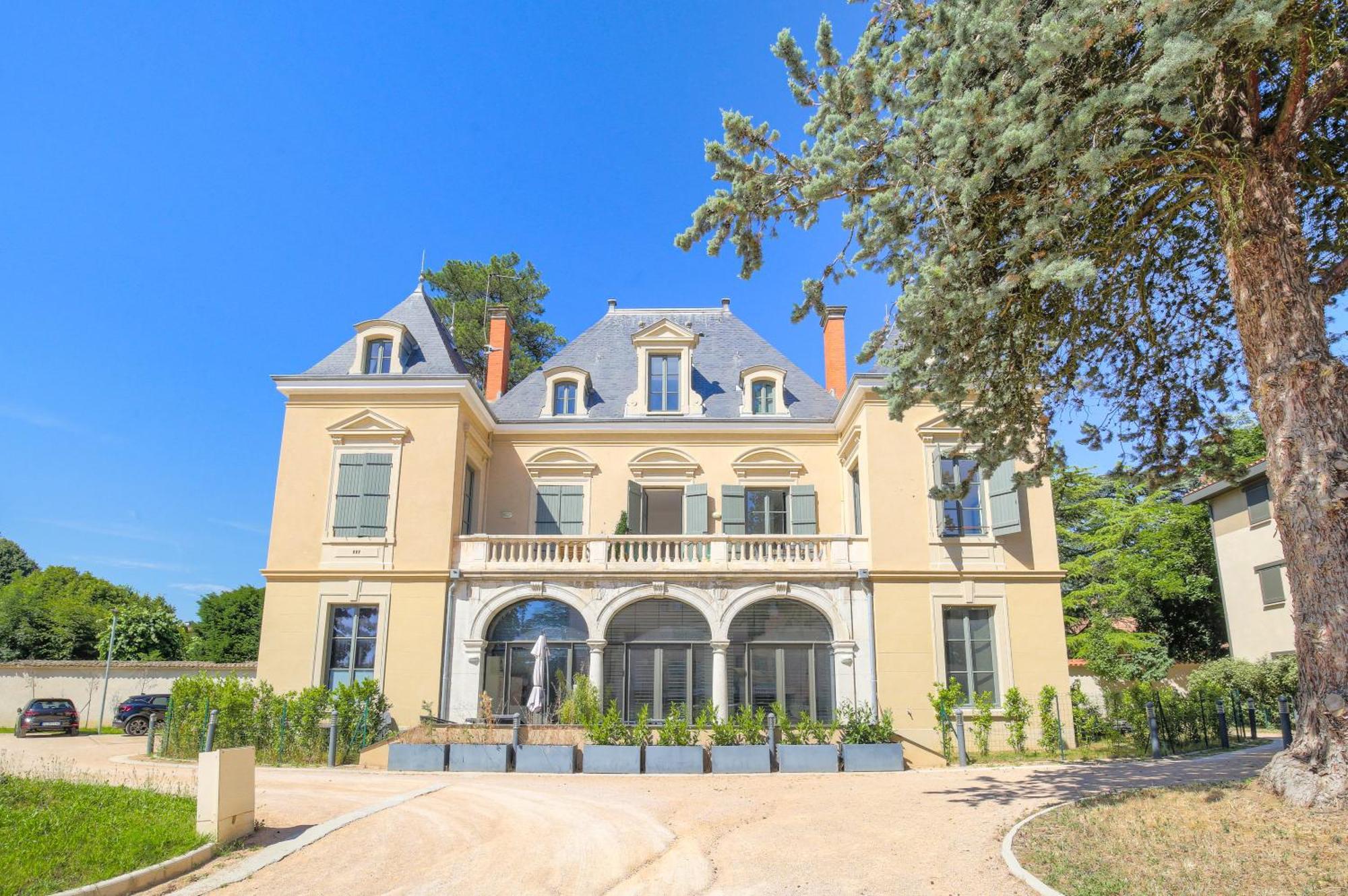 Chateau Ecully - Appartement 2 Chambres - Terrasse & Parking ภายนอก รูปภาพ